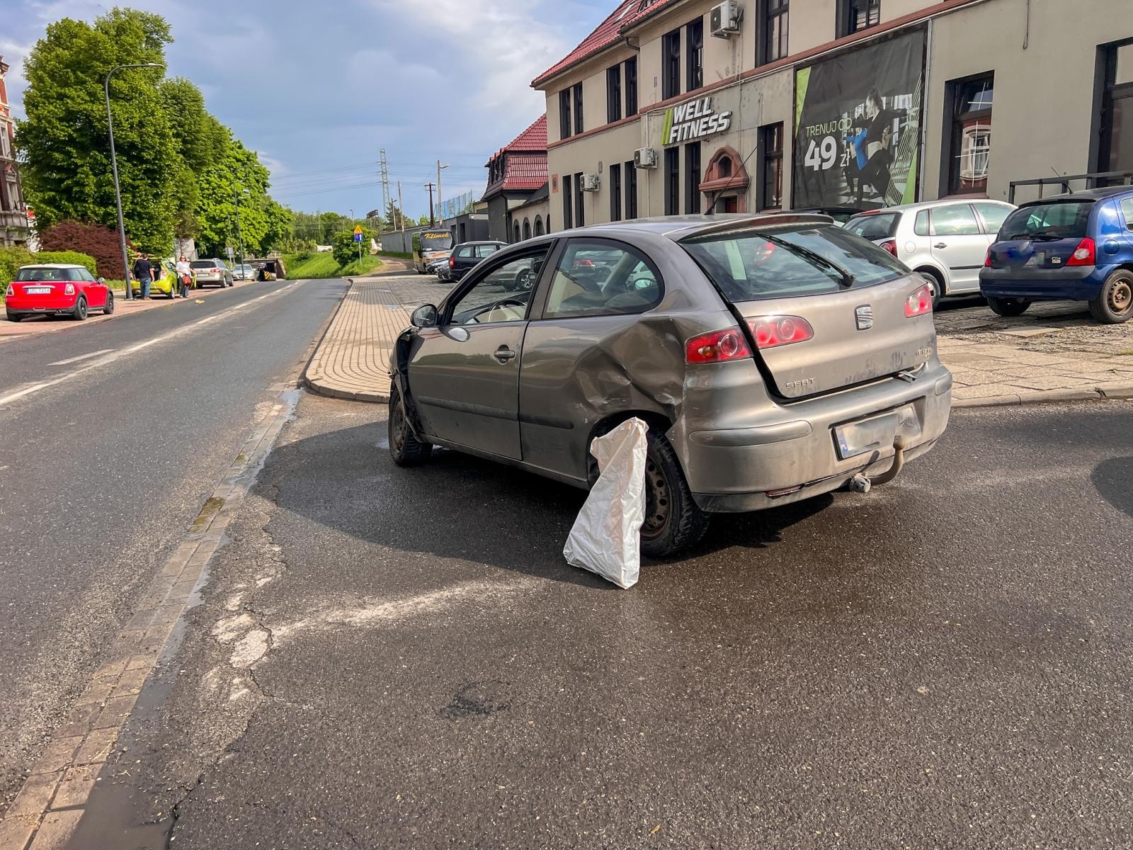 Zdjęcie w galerii na portalu naszraciborz.pl: Kolizja na Kościuszki: zderzenie dwóch aut, sprawca ukarany mandatem wiadomości z regionu