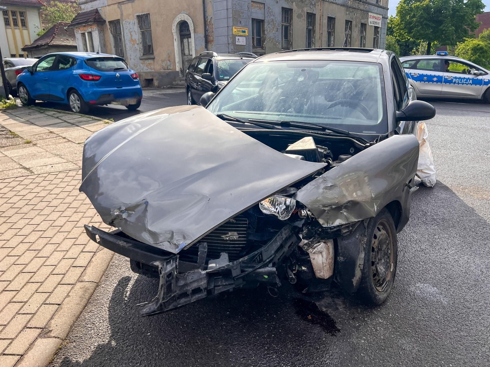 Zdjęcie w galerii na portalu naszraciborz.pl: Kolizja na Kościuszki: zderzenie dwóch aut, sprawca ukarany mandatem wiadomości z regionu