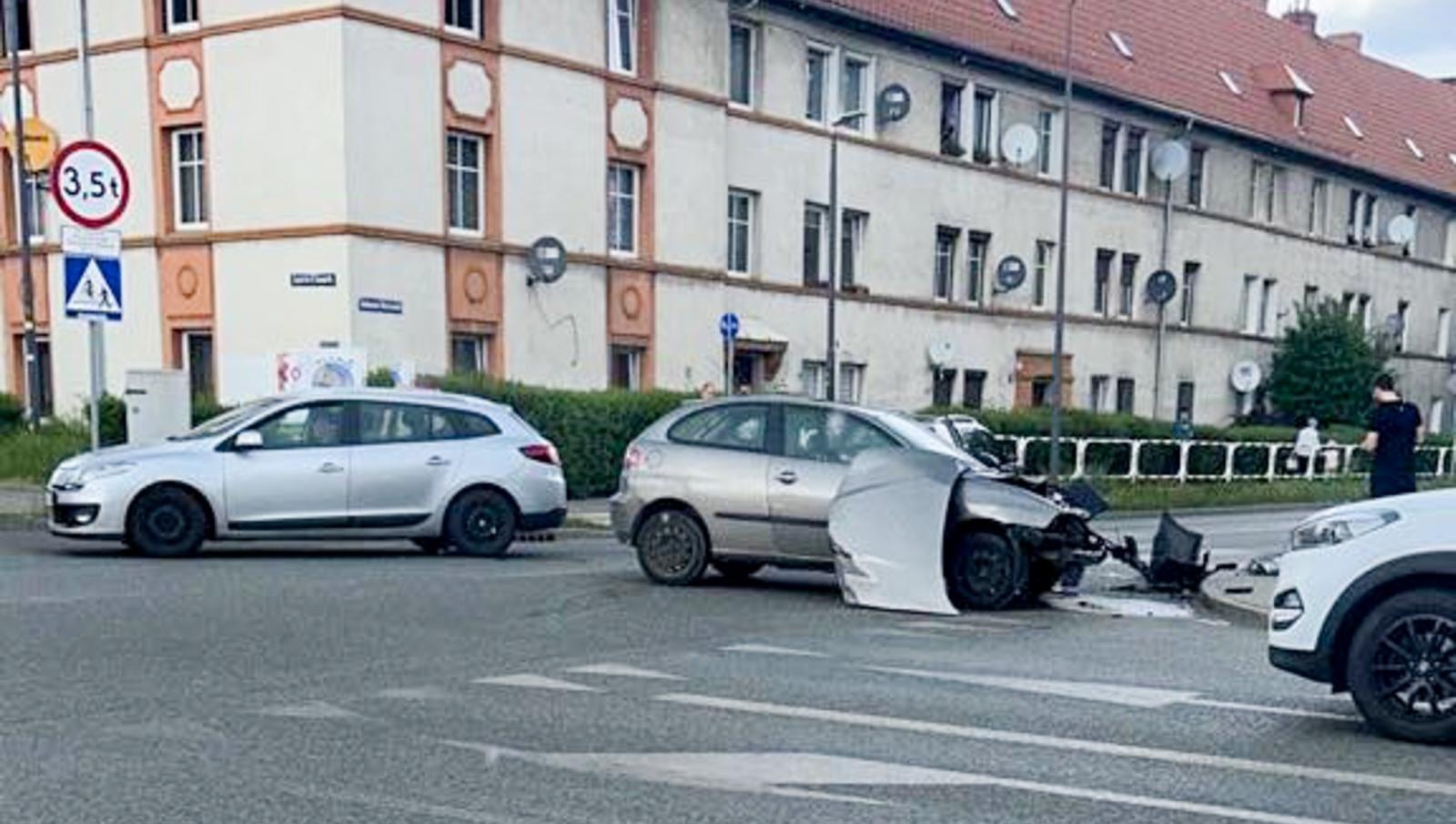Zdjęcie w galerii na portalu naszraciborz.pl: Kolizja na Kościuszki: zderzenie dwóch aut, sprawca ukarany mandatem wiadomości z regionu
