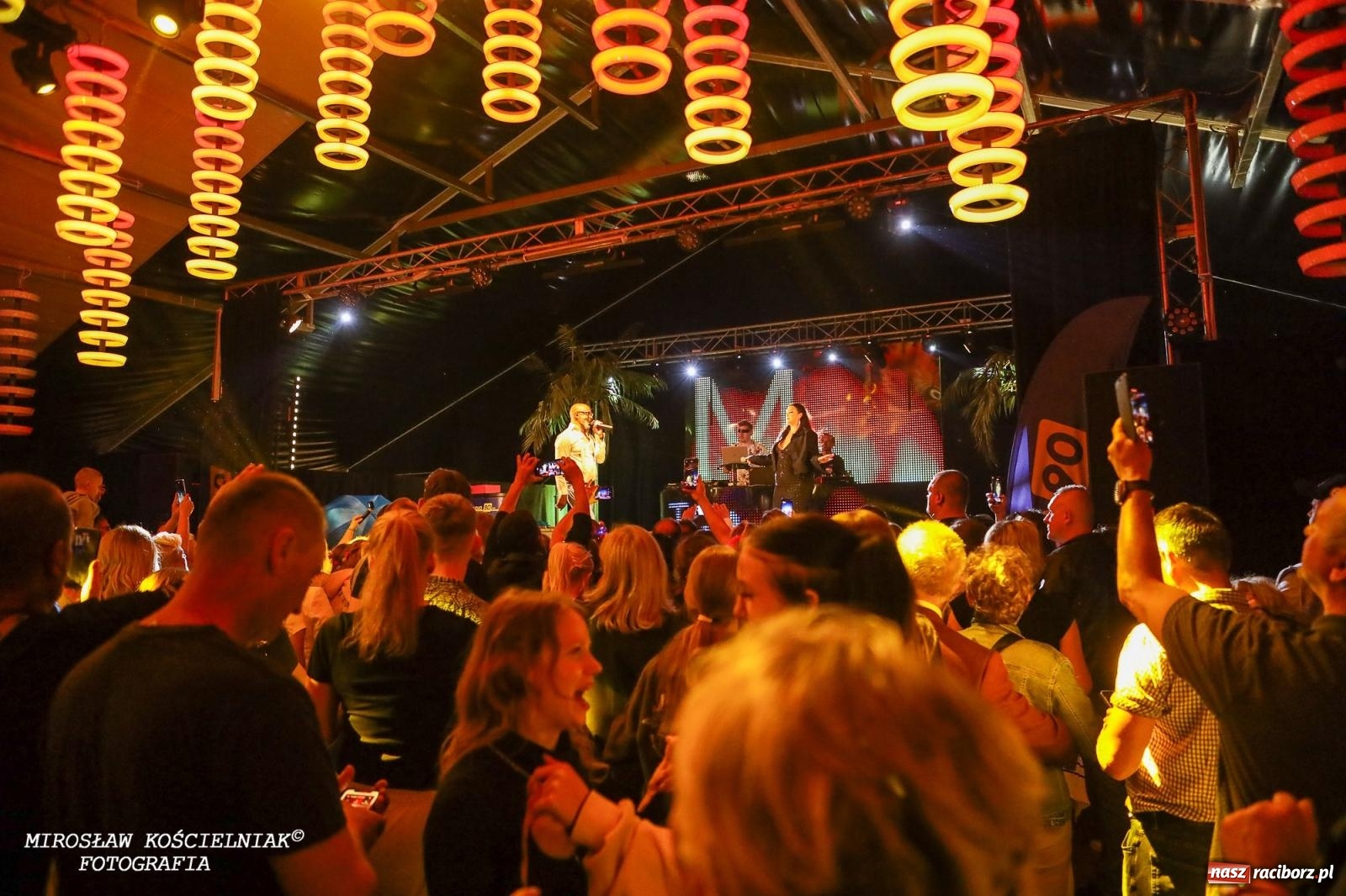 Zdjęcie w galerii na portalu naszraciborz.pl: Coco Jamboo, czyli LayZee aka Mr. President w Szymocicach [FOTO i WIDEO] wiadomości z regionu