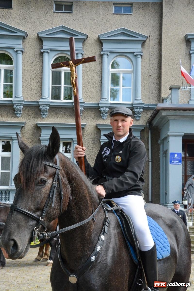 Zdjęcie w galerii na portalu naszraciborz.pl: W Pogrzebieniu ruszyła 148. procesja upamiętniająca wielkie gradobicie z 1877 roku wiadomości z regionu