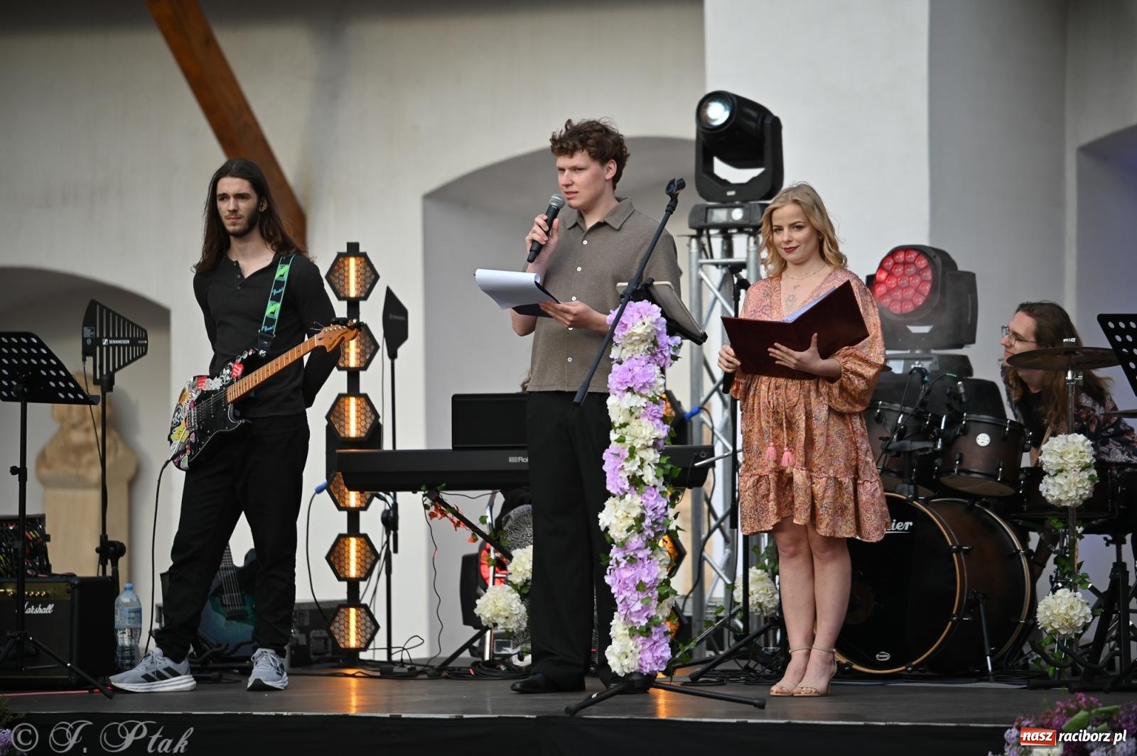 Zdjęcie w galerii na portalu naszraciborz.pl: Tyle słońca w całym mieście - Voltage zagościło na zamku wiadomości z regionu