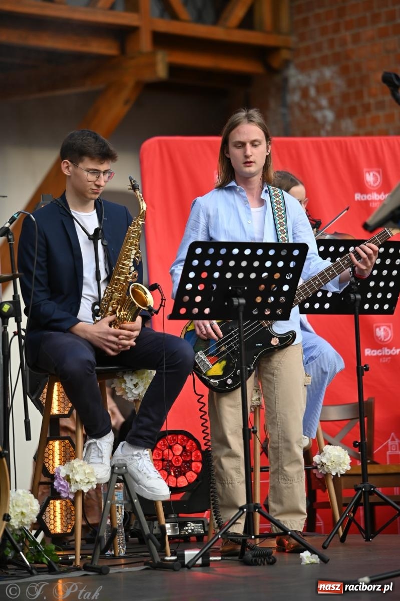 Zdjęcie w galerii na portalu naszraciborz.pl: Tyle słońca w całym mieście - Voltage zagościło na zamku wiadomości z regionu