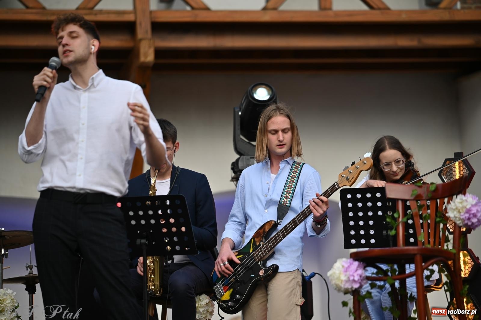 Zdjęcie w galerii na portalu naszraciborz.pl: Tyle słońca w całym mieście - Voltage zagościło na zamku wiadomości z regionu