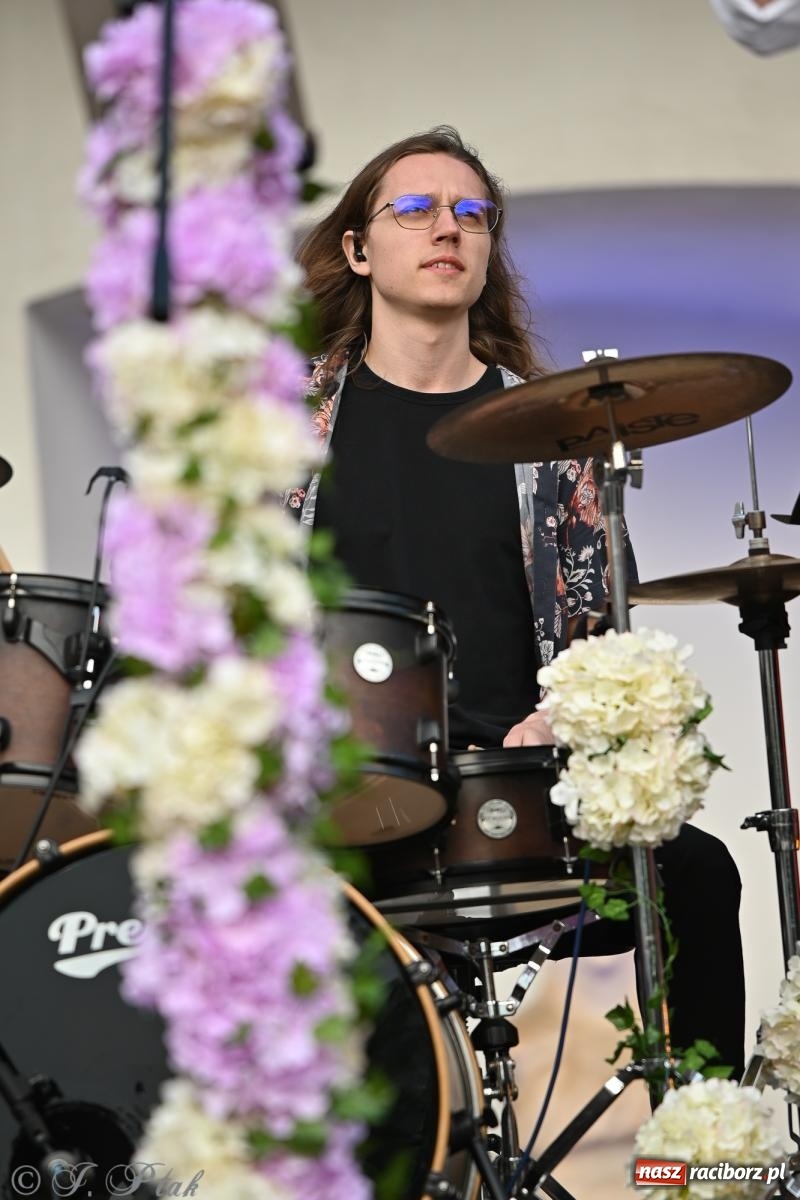 Zdjęcie w galerii na portalu naszraciborz.pl: Tyle słońca w całym mieście - Voltage zagościło na zamku wiadomości z regionu