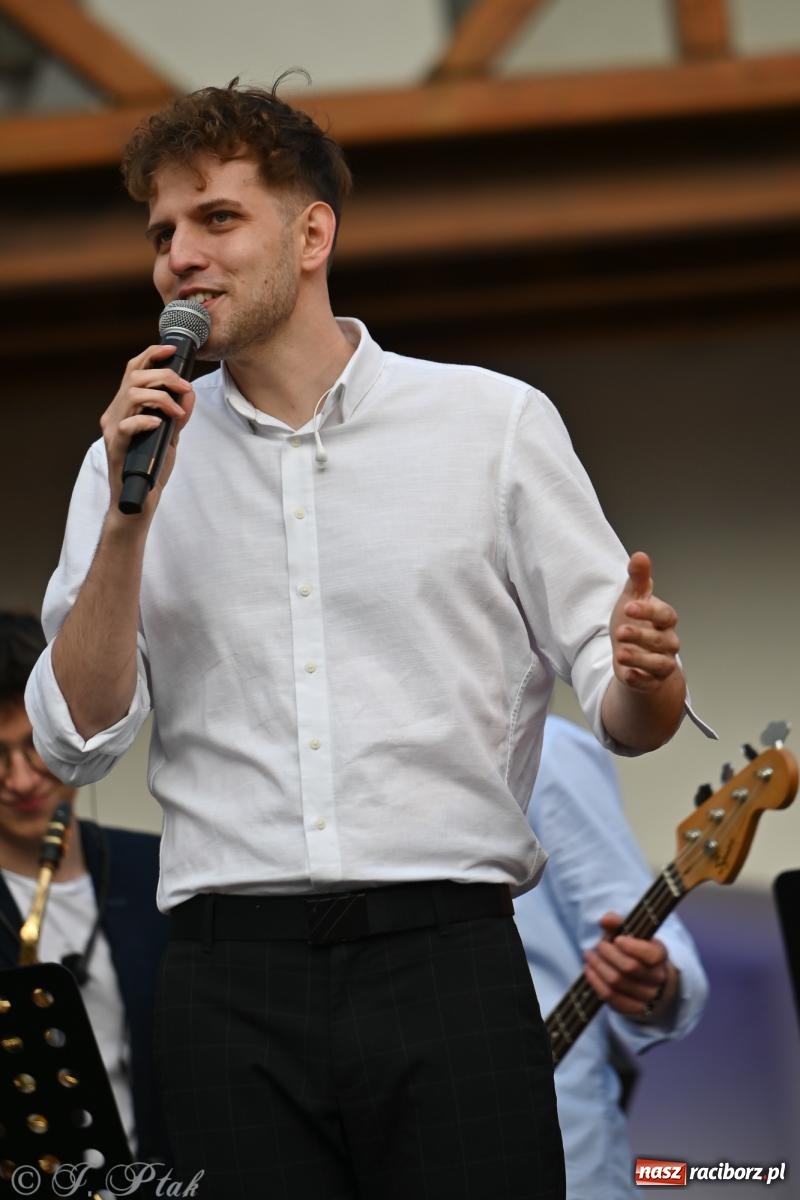 Zdjęcie w galerii na portalu naszraciborz.pl: Tyle słońca w całym mieście - Voltage zagościło na zamku wiadomości z regionu