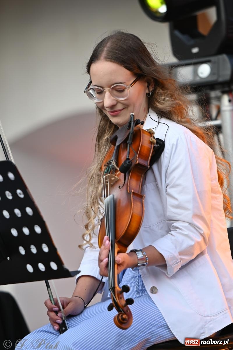 Zdjęcie w galerii na portalu naszraciborz.pl: Tyle słońca w całym mieście - Voltage zagościło na zamku wiadomości z regionu