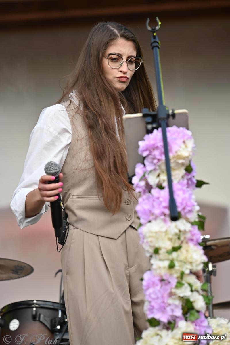 Zdjęcie w galerii na portalu naszraciborz.pl: Tyle słońca w całym mieście - Voltage zagościło na zamku wiadomości z regionu