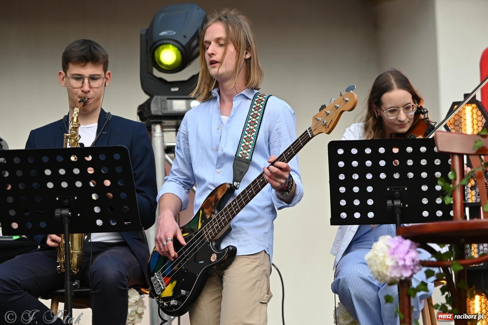 Zdjęcie w galerii na portalu naszraciborz.pl: Tyle słońca w całym mieście - Voltage zagościło na zamku wiadomości z regionu