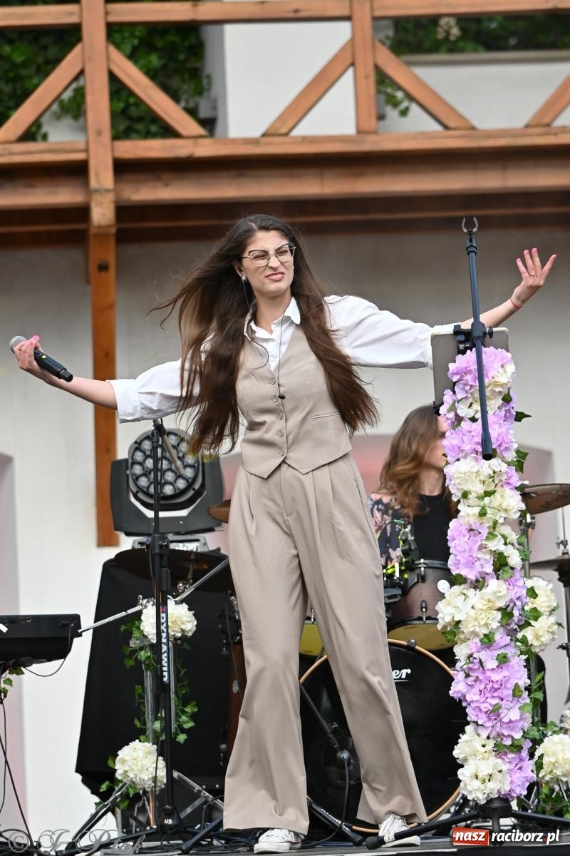 Zdjęcie w galerii na portalu naszraciborz.pl: Tyle słońca w całym mieście - Voltage zagościło na zamku wiadomości z regionu