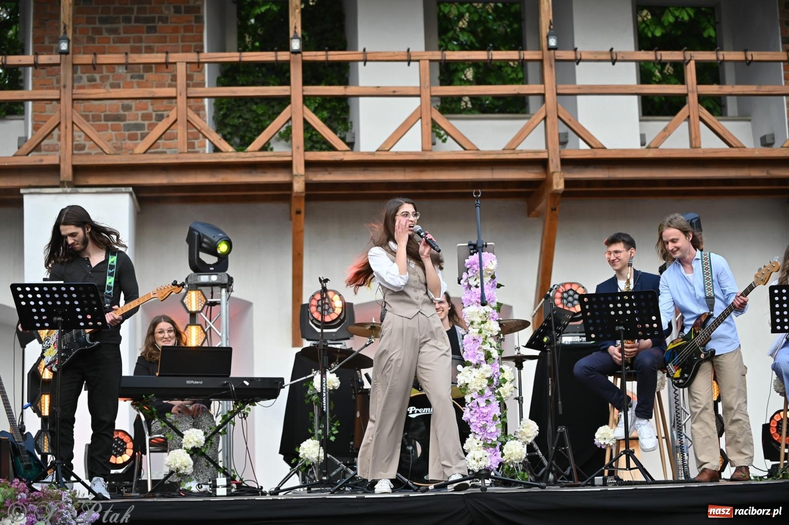 Zdjęcie w galerii na portalu naszraciborz.pl: Tyle słońca w całym mieście - Voltage zagościło na zamku wiadomości z regionu