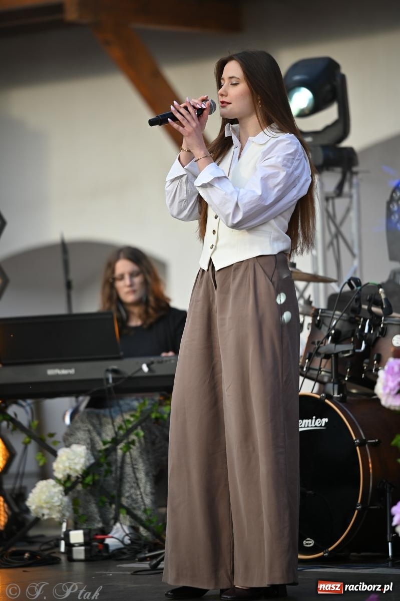 Zdjęcie w galerii na portalu naszraciborz.pl: Tyle słońca w całym mieście - Voltage zagościło na zamku wiadomości z regionu