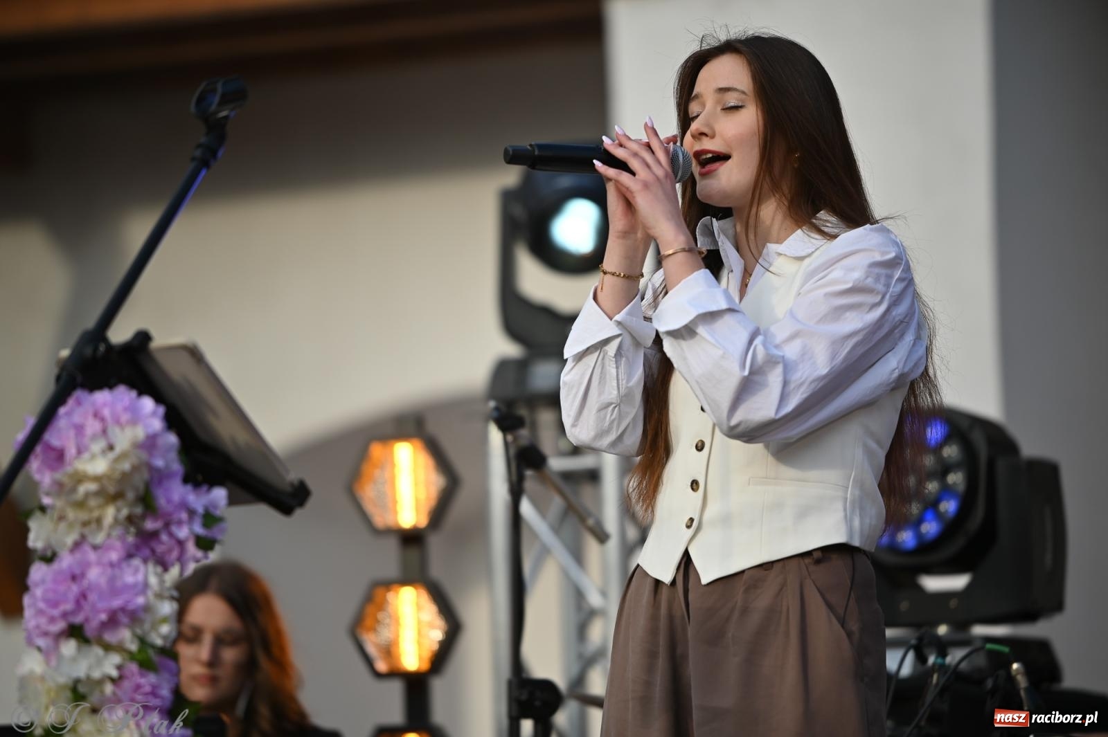 Zdjęcie w galerii na portalu naszraciborz.pl: Tyle słońca w całym mieście - Voltage zagościło na zamku wiadomości z regionu