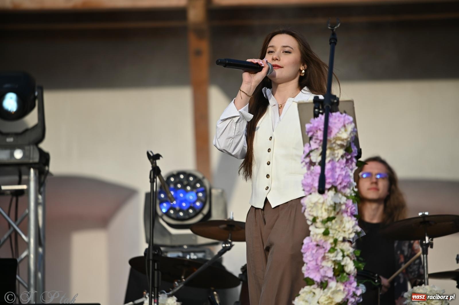 Zdjęcie w galerii na portalu naszraciborz.pl: Tyle słońca w całym mieście - Voltage zagościło na zamku wiadomości z regionu