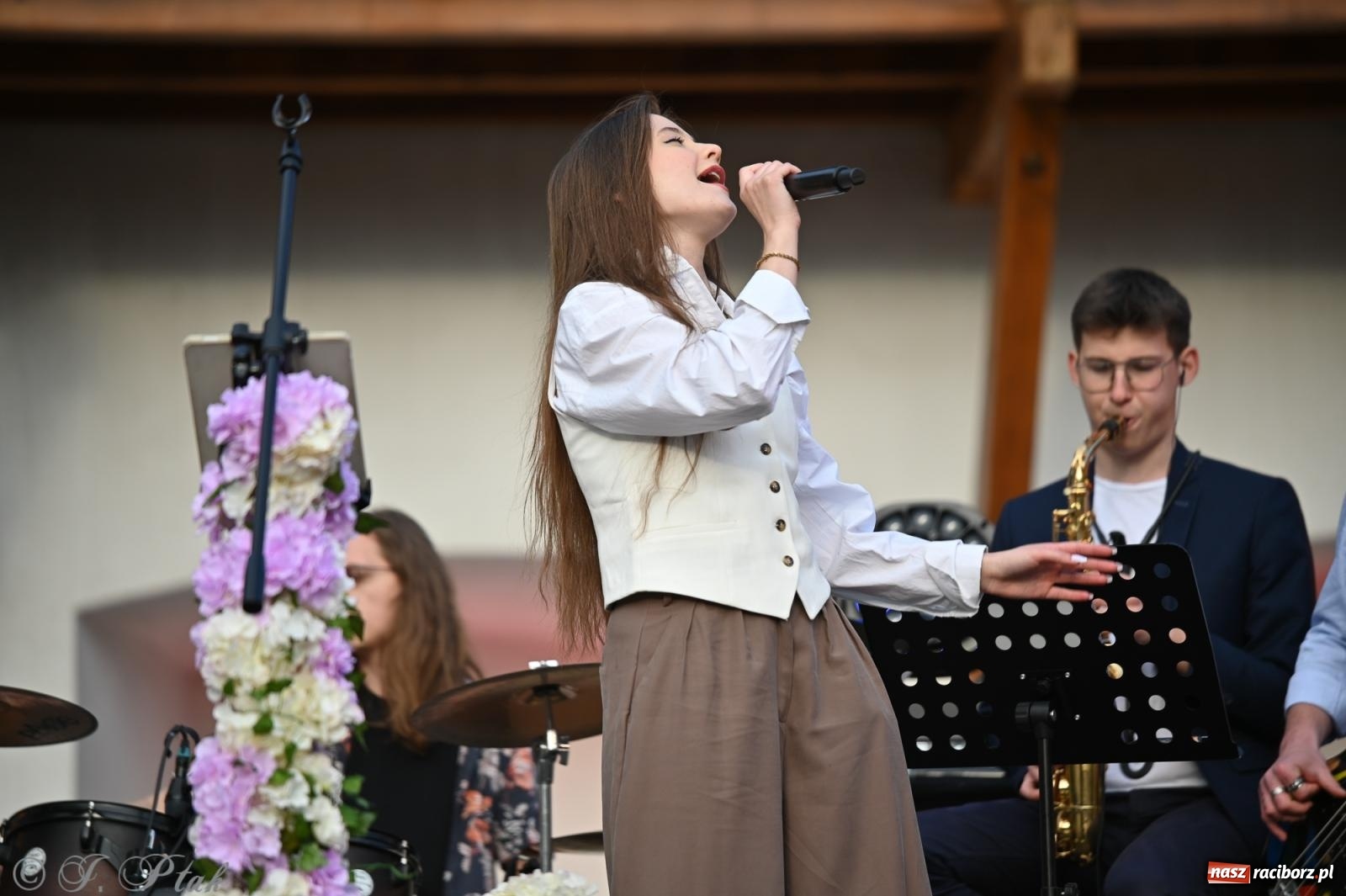 Zdjęcie w galerii na portalu naszraciborz.pl: Tyle słońca w całym mieście - Voltage zagościło na zamku wiadomości z regionu