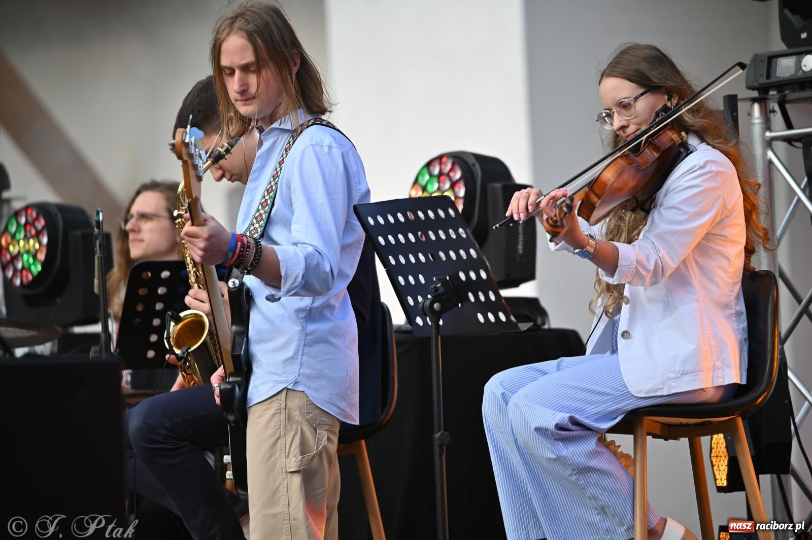 Zdjęcie w galerii na portalu naszraciborz.pl: Tyle słońca w całym mieście - Voltage zagościło na zamku wiadomości z regionu