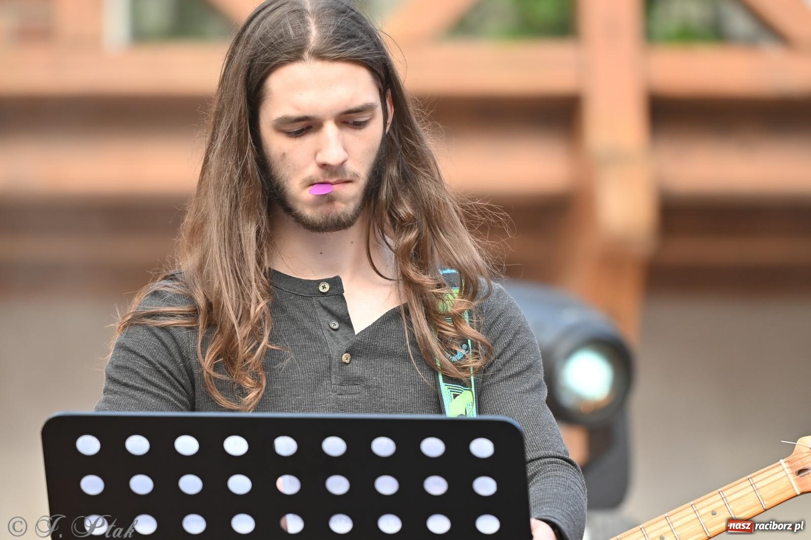 Zdjęcie w galerii na portalu naszraciborz.pl: Tyle słońca w całym mieście - Voltage zagościło na zamku wiadomości z regionu