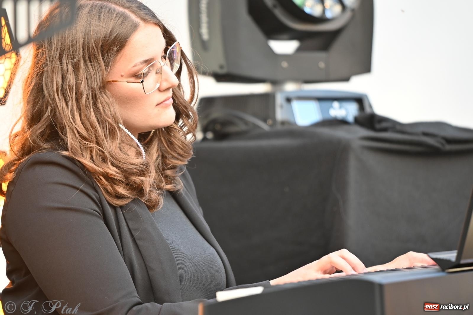 Zdjęcie w galerii na portalu naszraciborz.pl: Tyle słońca w całym mieście - Voltage zagościło na zamku wiadomości z regionu