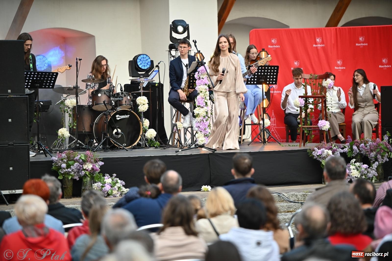 Zdjęcie w galerii na portalu naszraciborz.pl: Tyle słońca w całym mieście - Voltage zagościło na zamku wiadomości z regionu