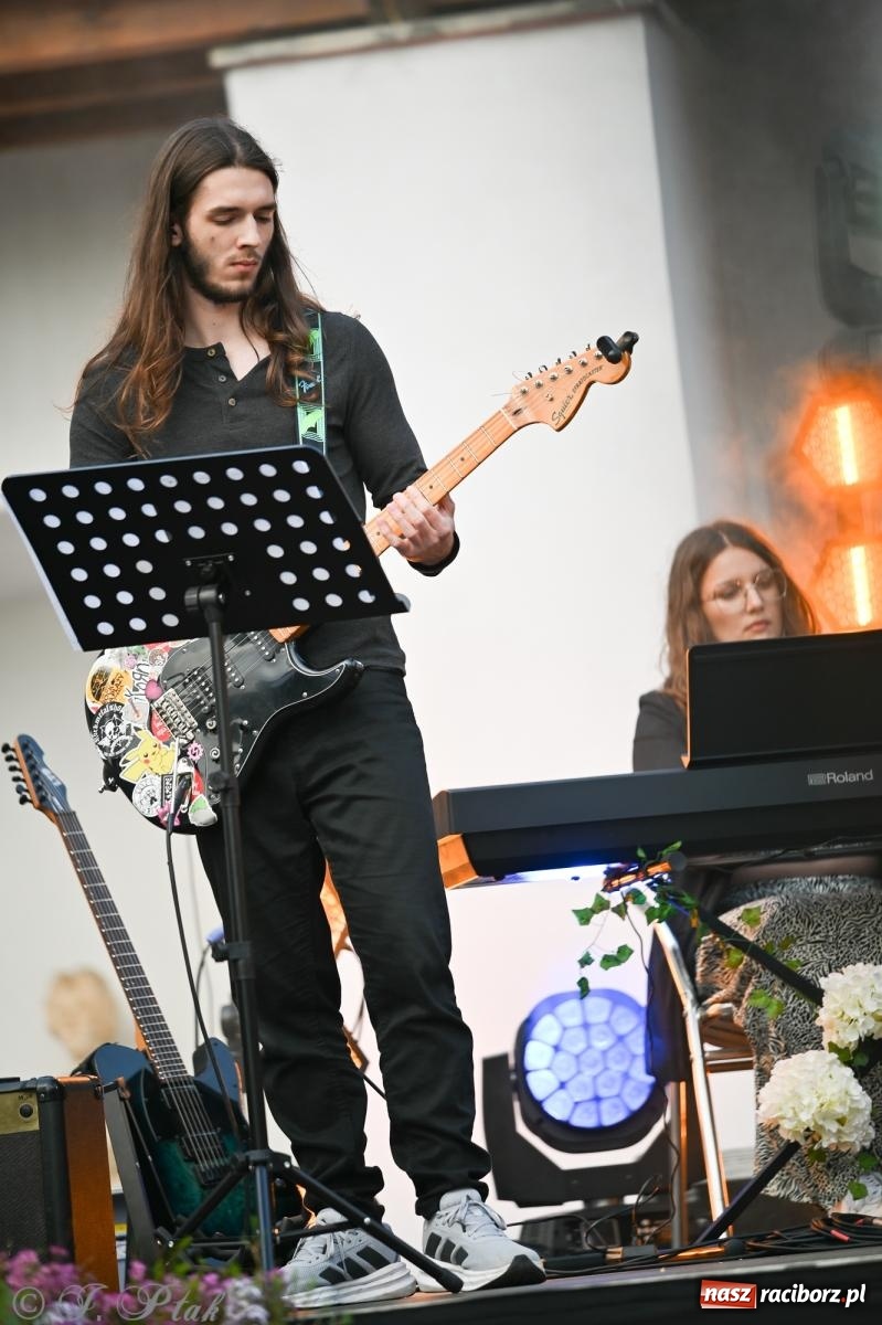 Zdjęcie w galerii na portalu naszraciborz.pl: Tyle słońca w całym mieście - Voltage zagościło na zamku wiadomości z regionu