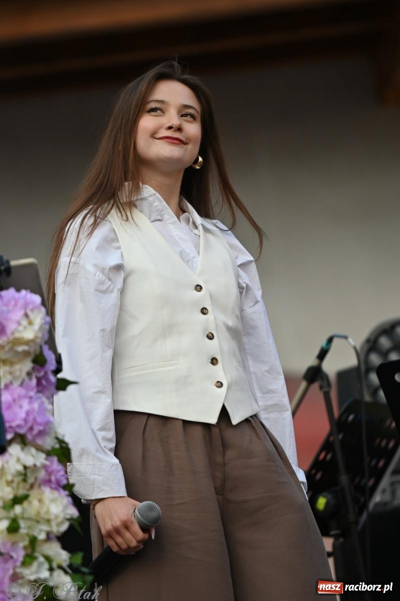 Zdjęcie w galerii na portalu naszraciborz.pl: Tyle słońca w całym mieście - Voltage zagościło na zamku wiadomości z regionu