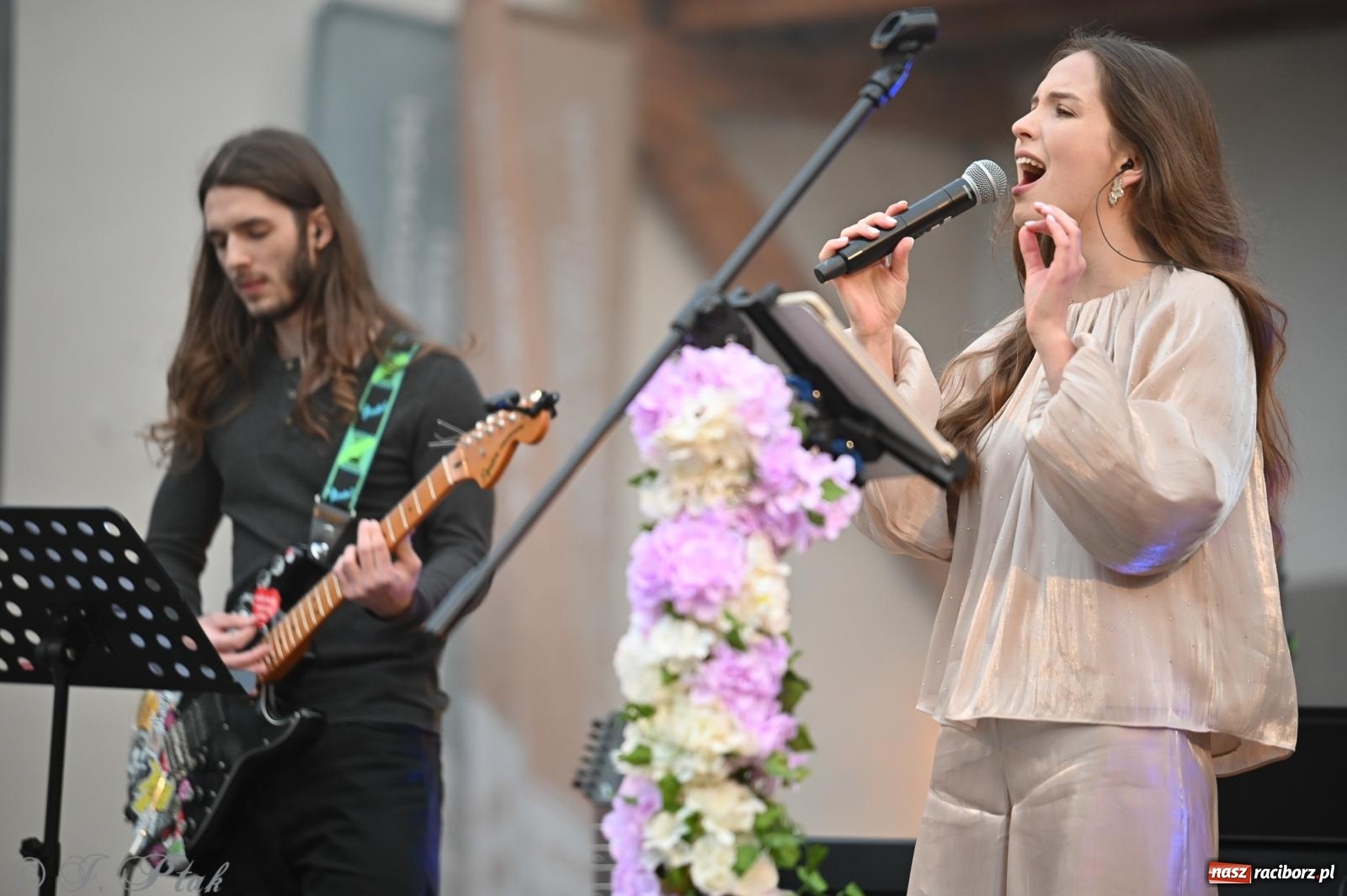 Zdjęcie w galerii na portalu naszraciborz.pl: Tyle słońca w całym mieście - Voltage zagościło na zamku wiadomości z regionu