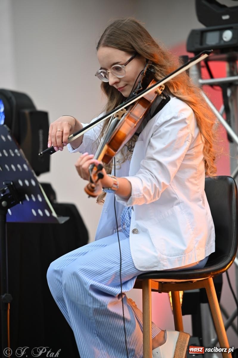 Zdjęcie w galerii na portalu naszraciborz.pl: Tyle słońca w całym mieście - Voltage zagościło na zamku wiadomości z regionu