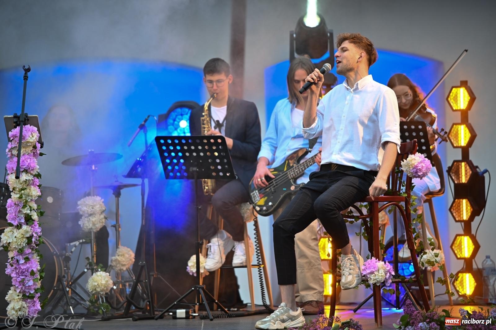 Zdjęcie w galerii na portalu naszraciborz.pl: Tyle słońca w całym mieście - Voltage zagościło na zamku wiadomości z regionu