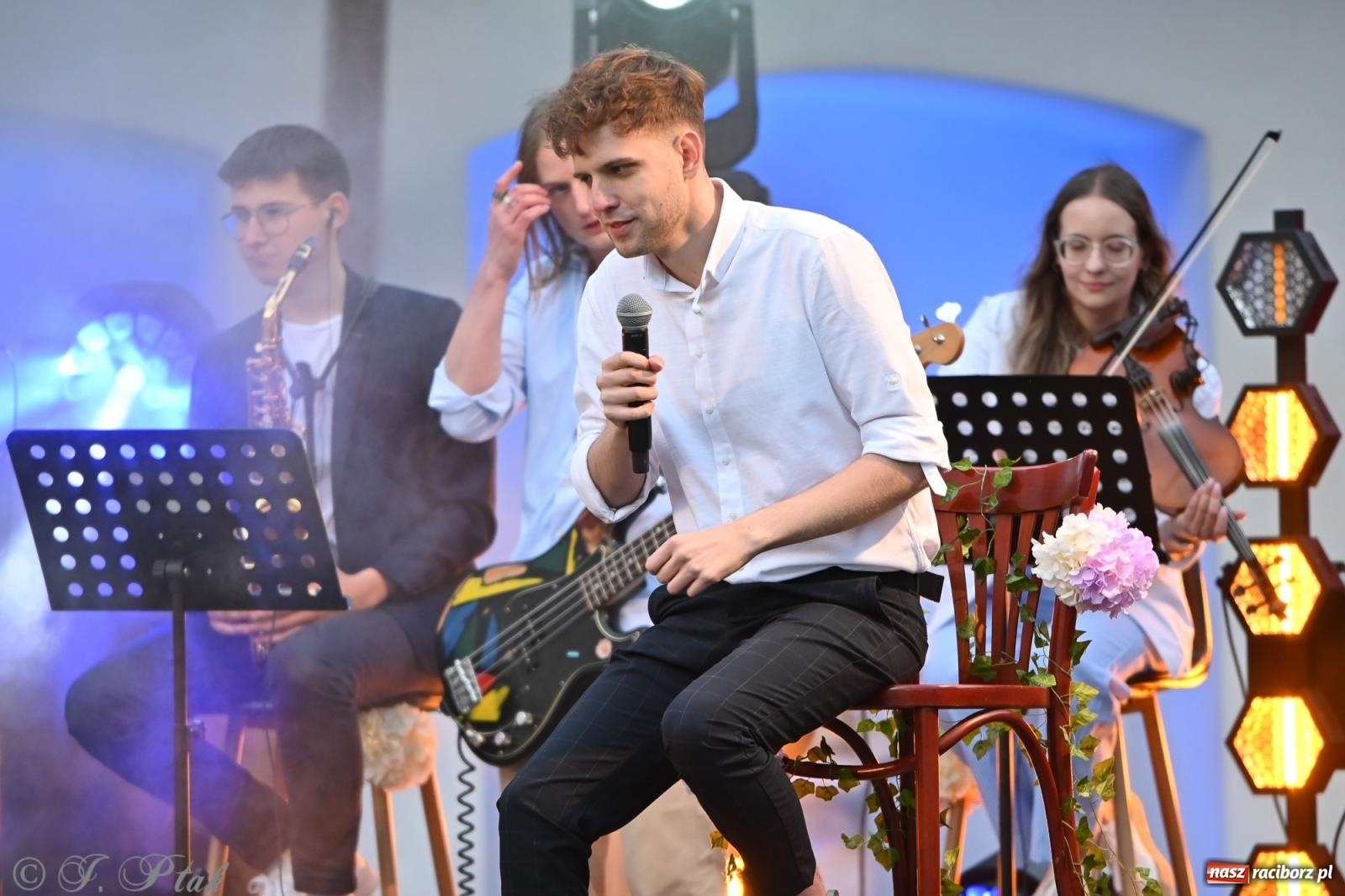 Zdjęcie w galerii na portalu naszraciborz.pl: Tyle słońca w całym mieście - Voltage zagościło na zamku wiadomości z regionu