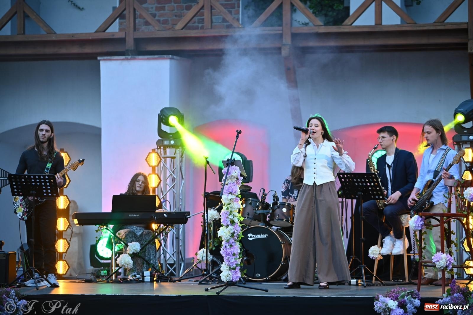 Zdjęcie w galerii na portalu naszraciborz.pl: Tyle słońca w całym mieście - Voltage zagościło na zamku wiadomości z regionu