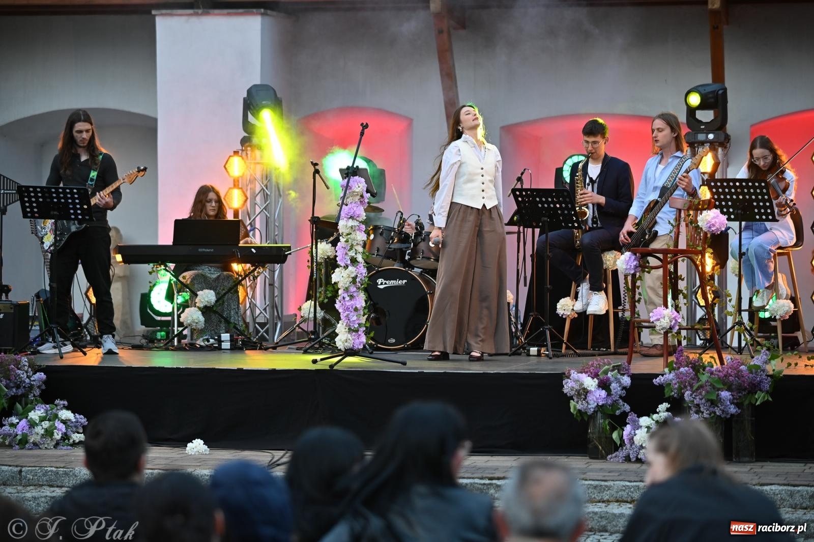 Zdjęcie w galerii na portalu naszraciborz.pl: Tyle słońca w całym mieście - Voltage zagościło na zamku wiadomości z regionu