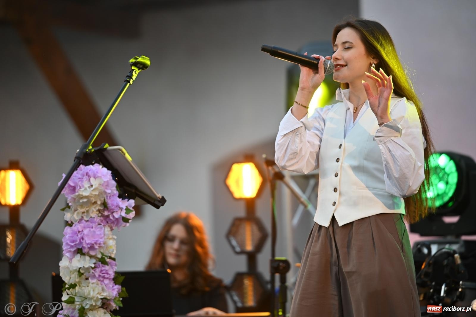 Zdjęcie w galerii na portalu naszraciborz.pl: Tyle słońca w całym mieście - Voltage zagościło na zamku wiadomości z regionu