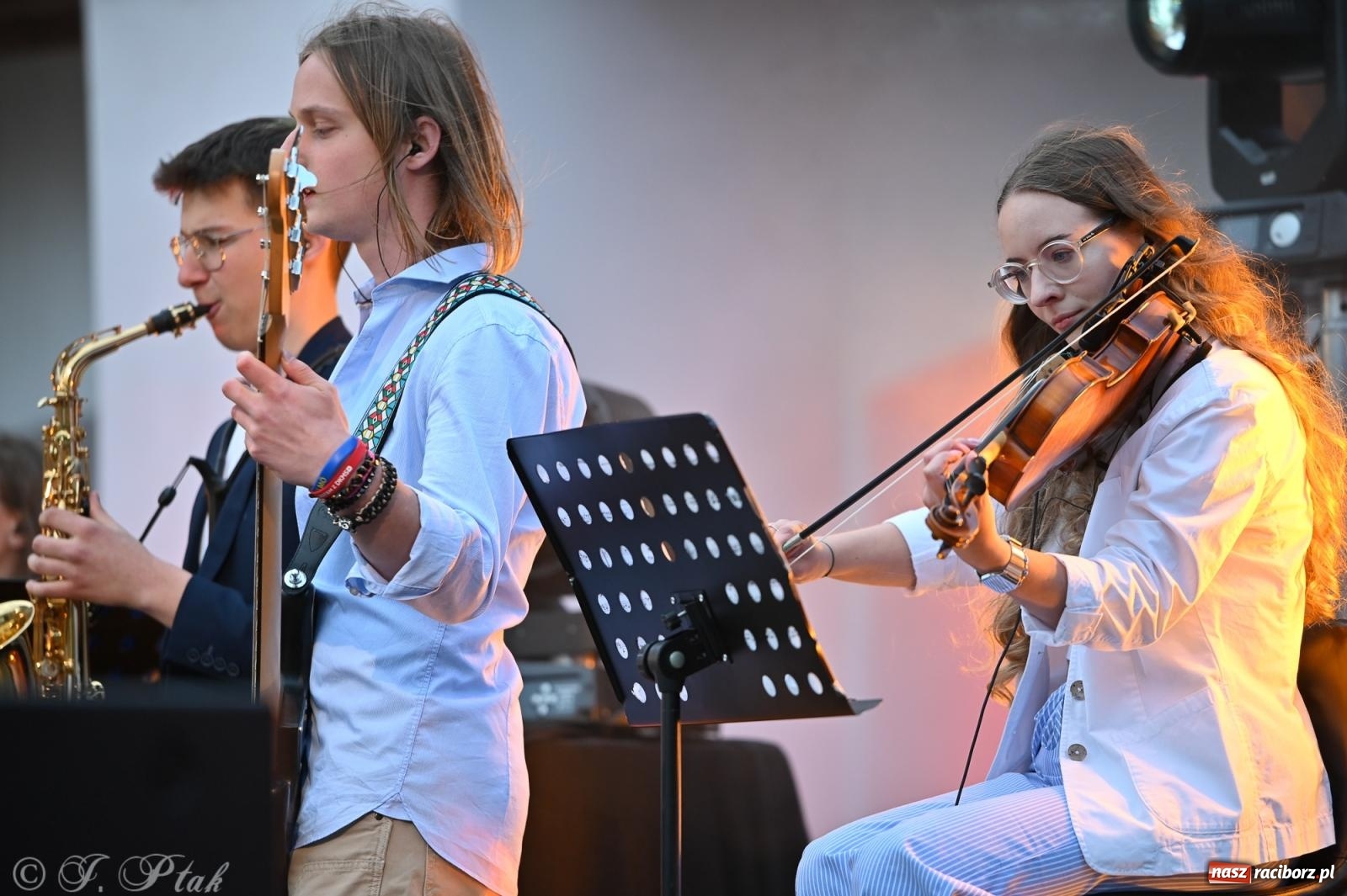 Zdjęcie w galerii na portalu naszraciborz.pl: Tyle słońca w całym mieście - Voltage zagościło na zamku wiadomości z regionu