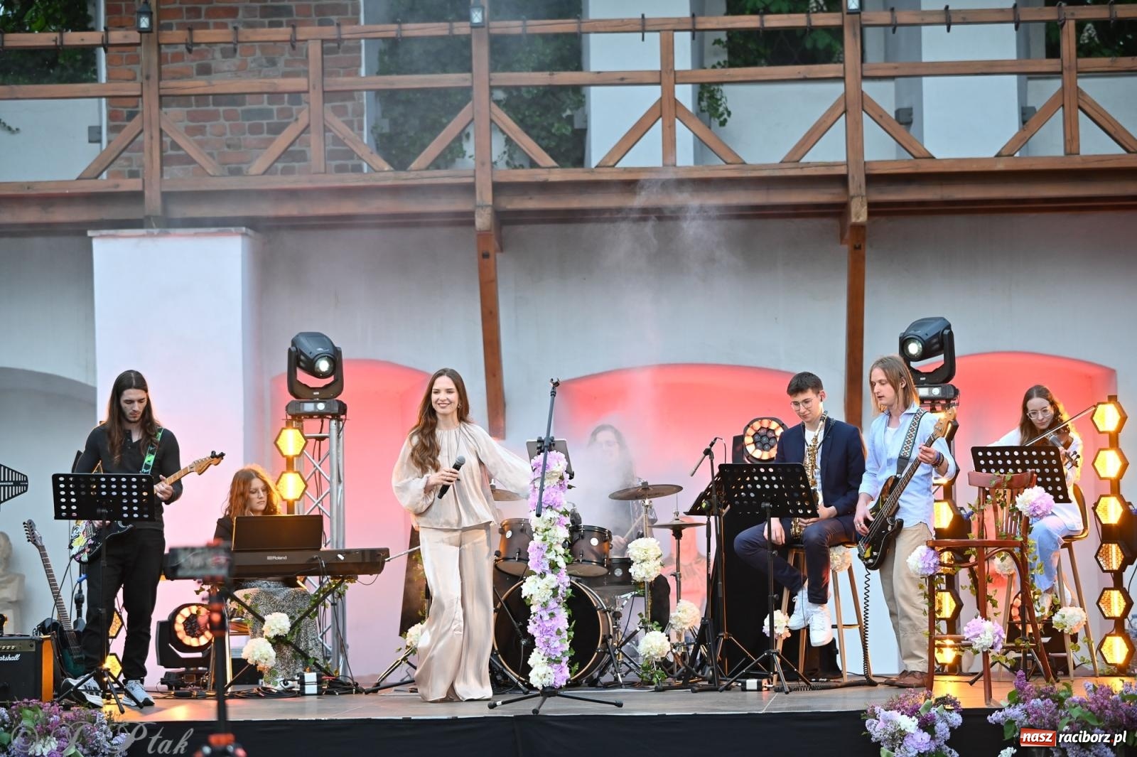 Zdjęcie w galerii na portalu naszraciborz.pl: Tyle słońca w całym mieście - Voltage zagościło na zamku wiadomości z regionu