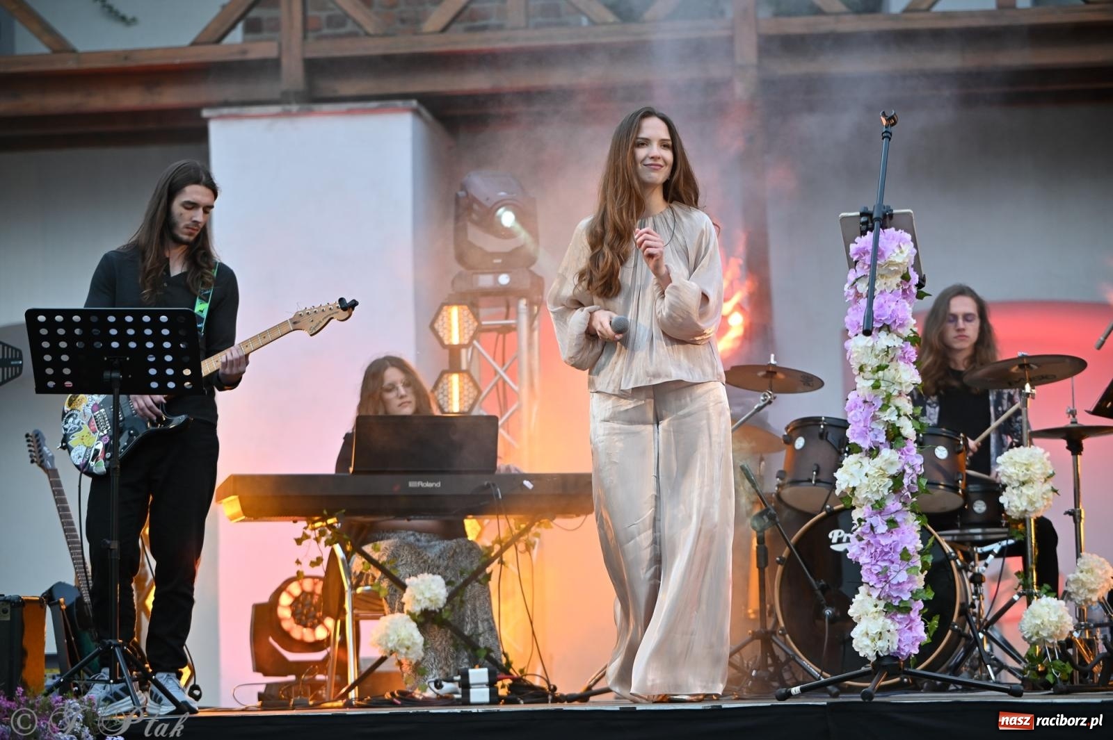 Zdjęcie w galerii na portalu naszraciborz.pl: Tyle słońca w całym mieście - Voltage zagościło na zamku wiadomości z regionu