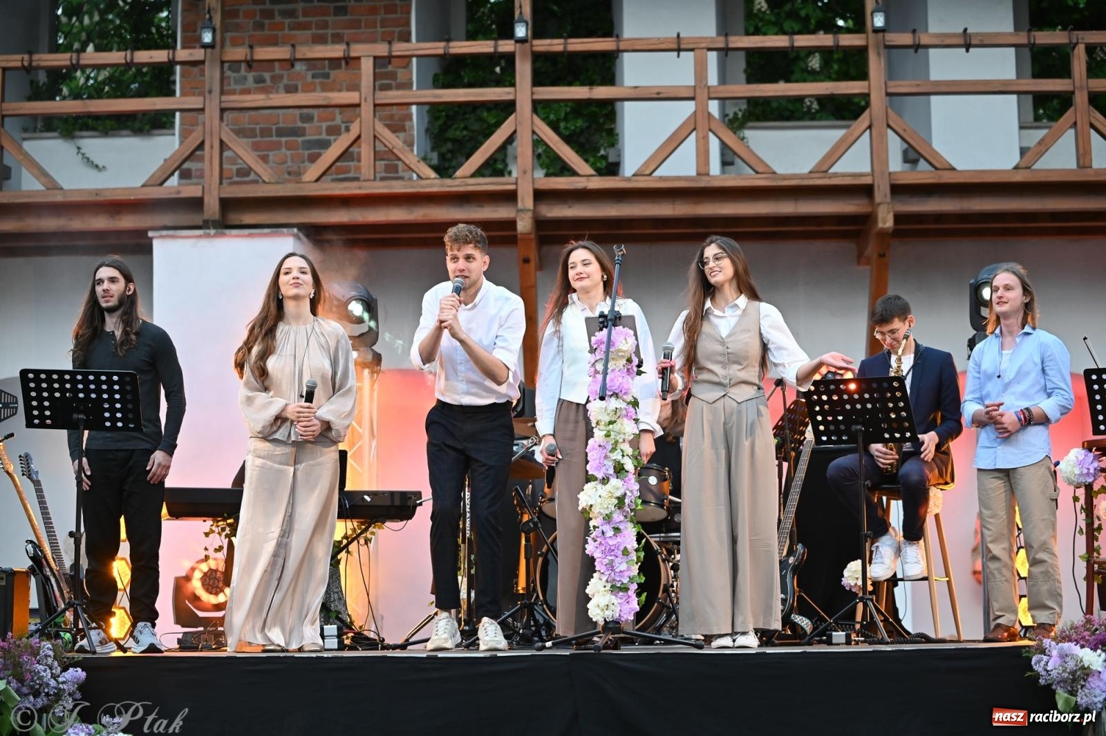 Zdjęcie w galerii na portalu naszraciborz.pl: Tyle słońca w całym mieście - Voltage zagościło na zamku wiadomości z regionu