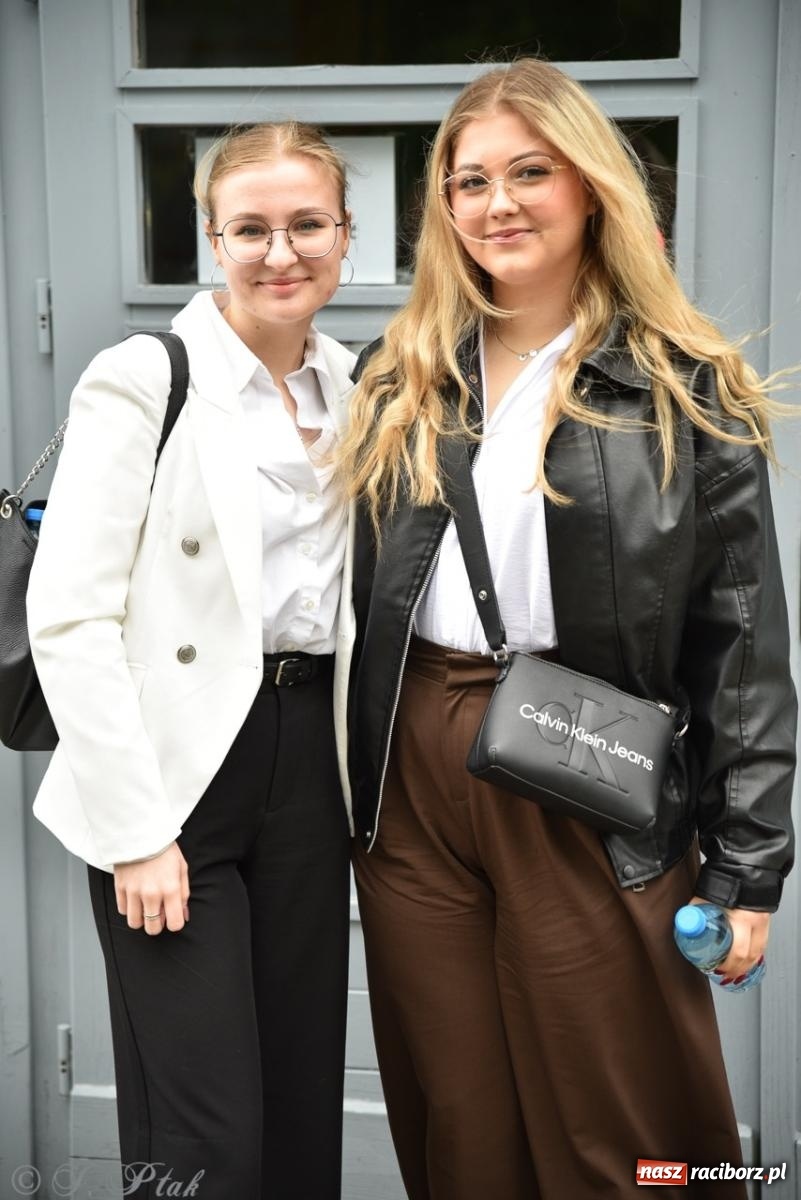 Zdjęcie w galerii na portalu naszraciborz.pl: Maturzyści II LO z optymizmem przystąpili do matury wiadomości z regionu