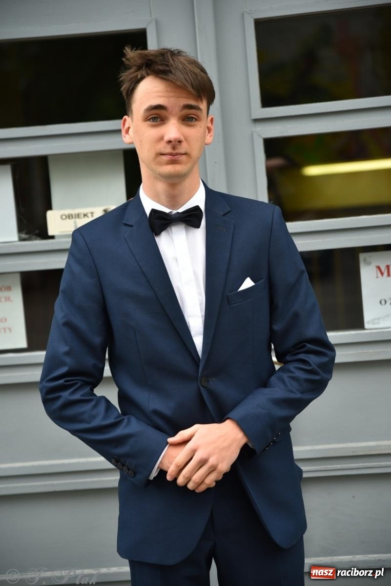 Zdjęcie w galerii na portalu naszraciborz.pl: Maturzyści II LO z optymizmem przystąpili do matury wiadomości z regionu