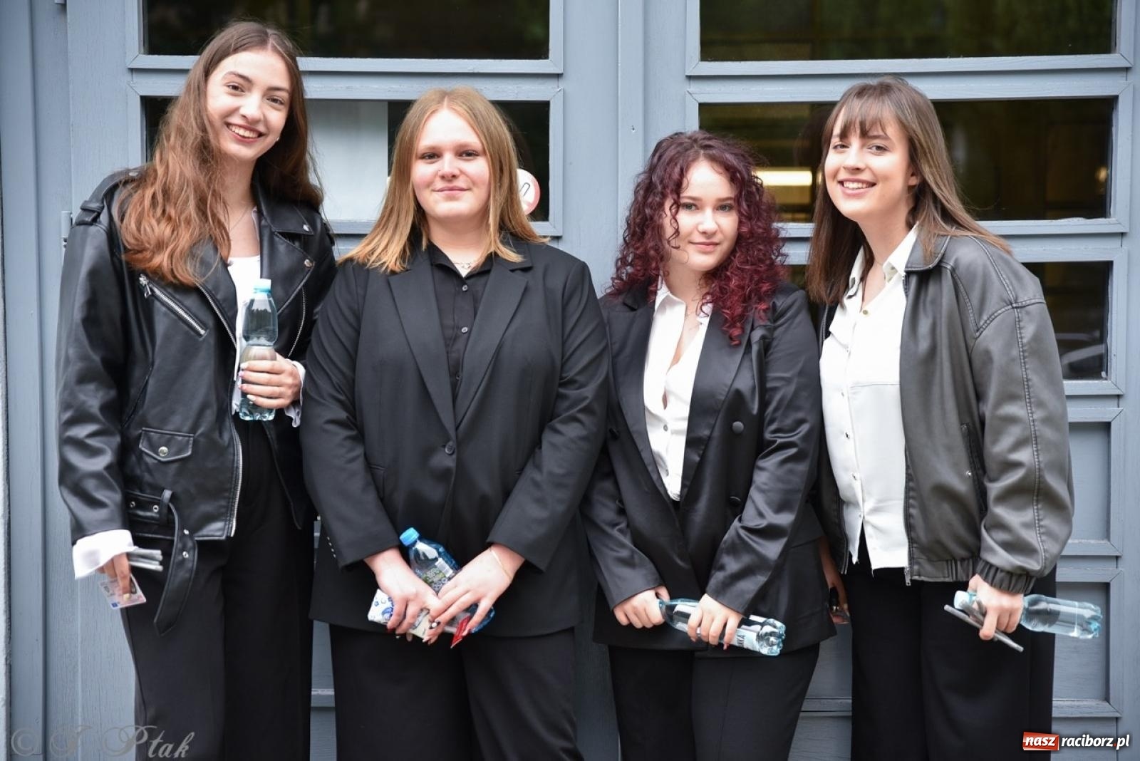 Zdjęcie w galerii na portalu naszraciborz.pl: Maturzyści II LO z optymizmem przystąpili do matury wiadomości z regionu