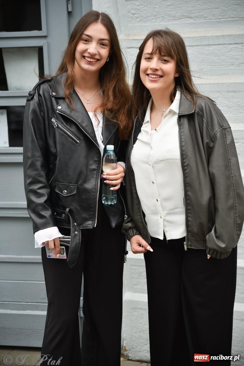 Zdjęcie w galerii na portalu naszraciborz.pl: Maturzyści II LO z optymizmem przystąpili do matury wiadomości z regionu