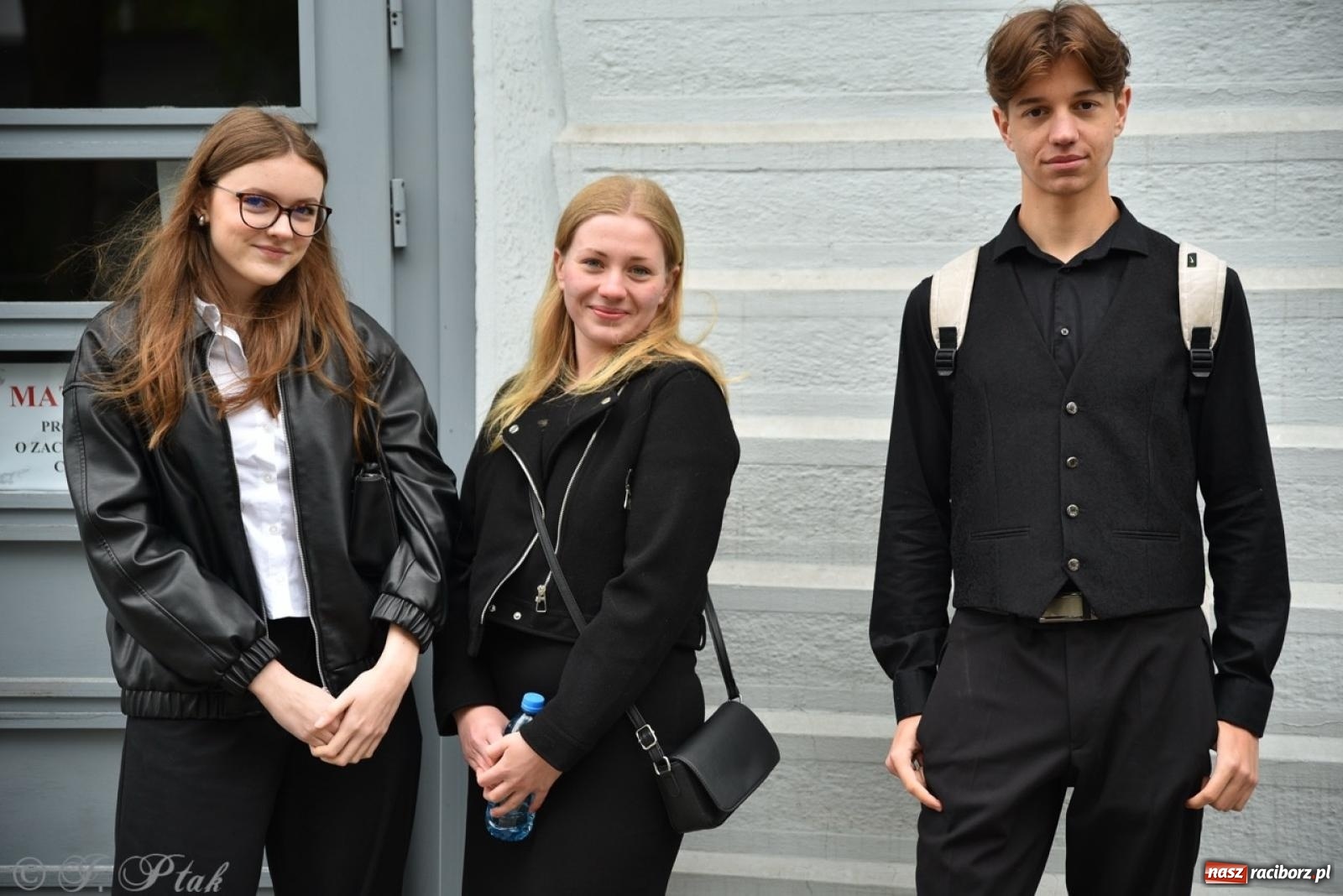 Zdjęcie w galerii na portalu naszraciborz.pl: Maturzyści II LO z optymizmem przystąpili do matury wiadomości z regionu