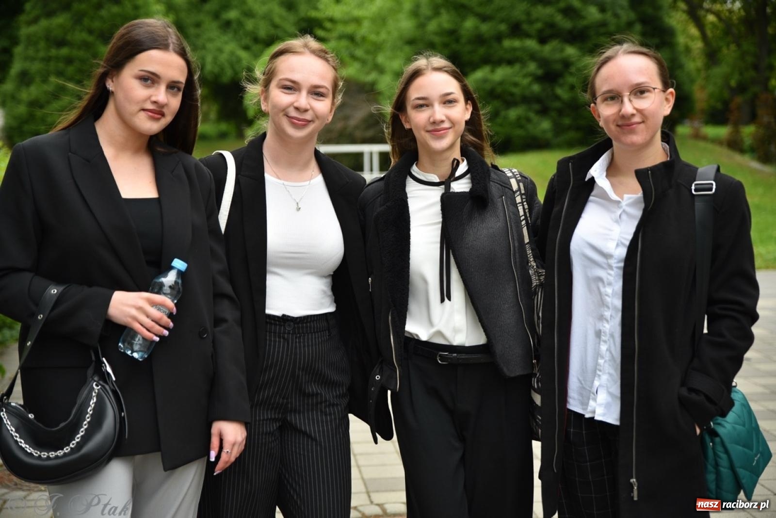 Zdjęcie w galerii na portalu naszraciborz.pl: Maturzyści II LO z optymizmem przystąpili do matury wiadomości z regionu