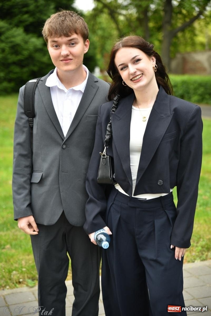 Zdjęcie w galerii na portalu naszraciborz.pl: Maturzyści II LO z optymizmem przystąpili do matury wiadomości z regionu