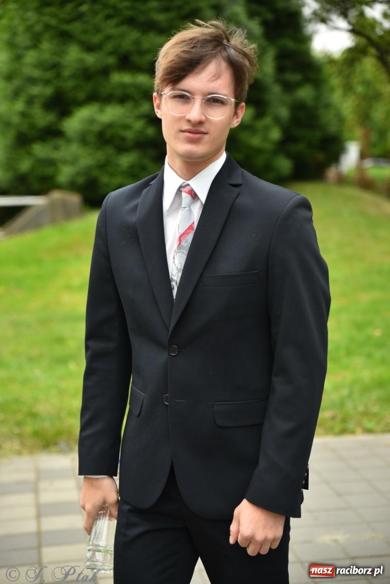 Zdjęcie w galerii na portalu naszraciborz.pl: Maturzyści II LO z optymizmem przystąpili do matury wiadomości z regionu