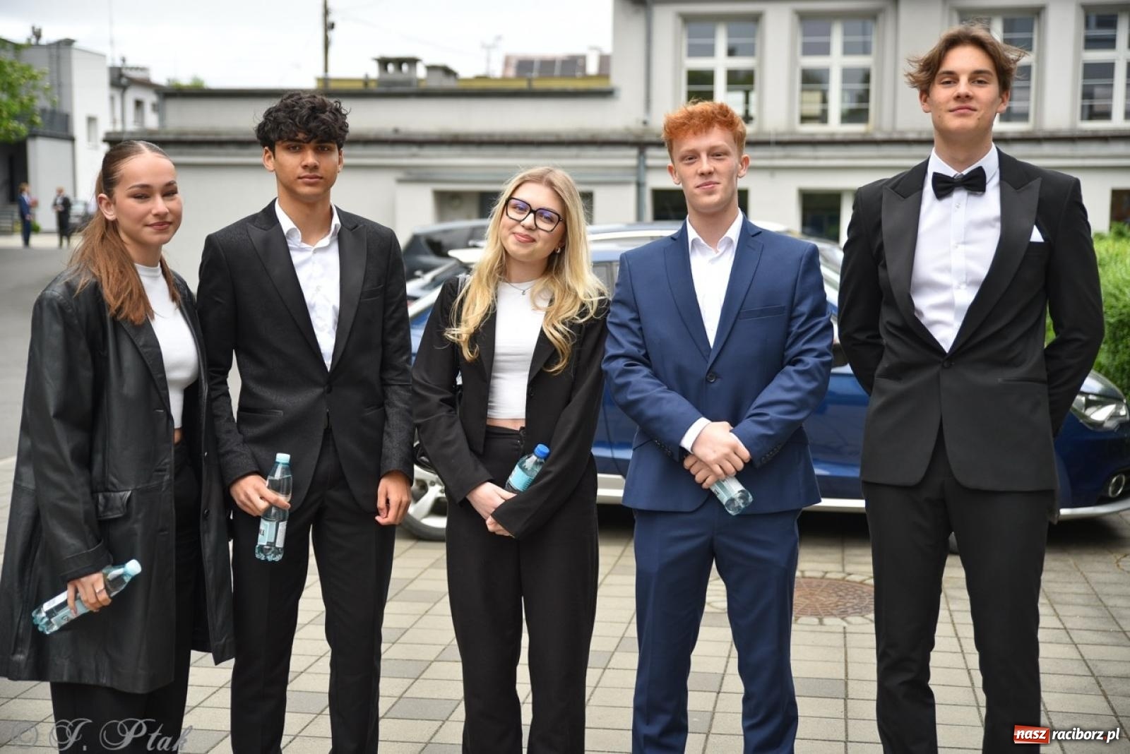 Zdjęcie w galerii na portalu naszraciborz.pl: Maturzyści II LO z optymizmem przystąpili do matury wiadomości z regionu