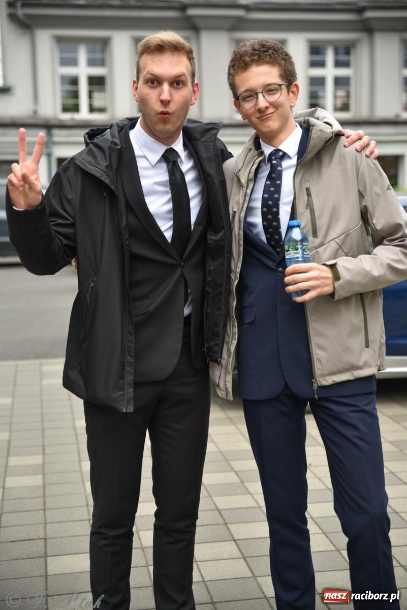 Zdjęcie w galerii na portalu naszraciborz.pl: Maturzyści II LO z optymizmem przystąpili do matury wiadomości z regionu