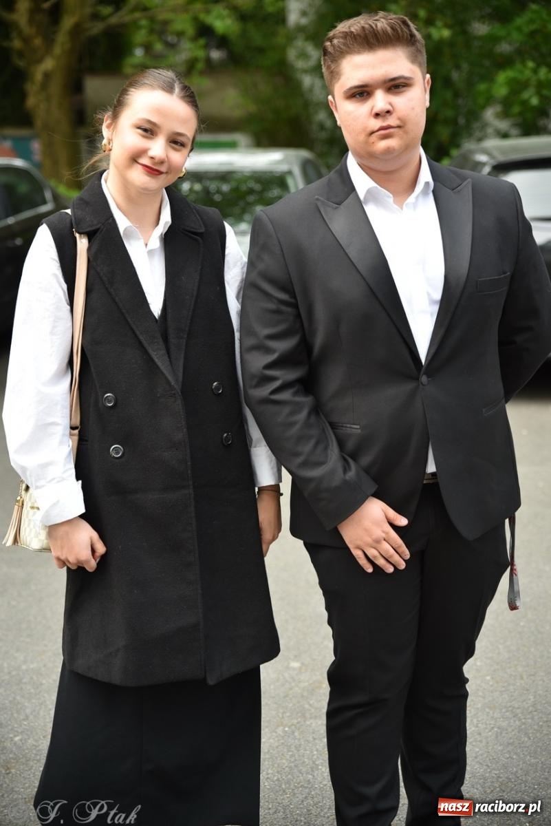 Zdjęcie w galerii na portalu naszraciborz.pl: Maturzyści II LO z optymizmem przystąpili do matury wiadomości z regionu