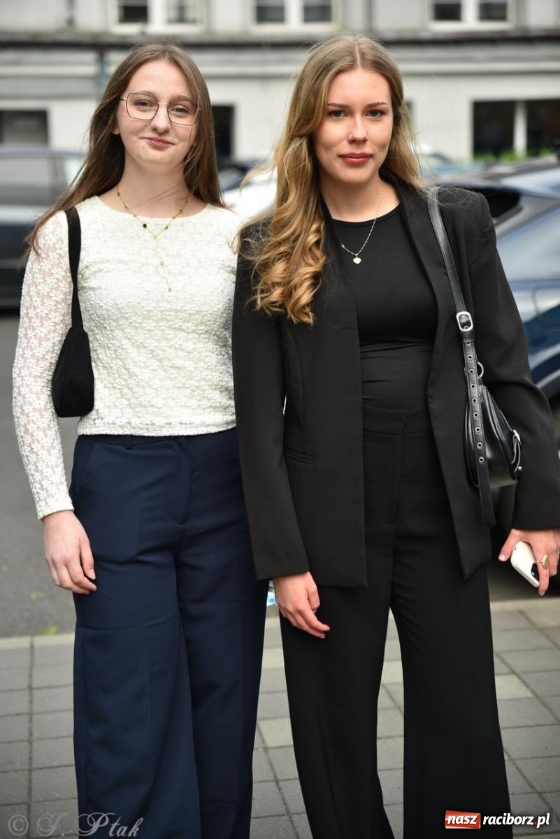 Zdjęcie w galerii na portalu naszraciborz.pl: Maturzyści II LO z optymizmem przystąpili do matury wiadomości z regionu