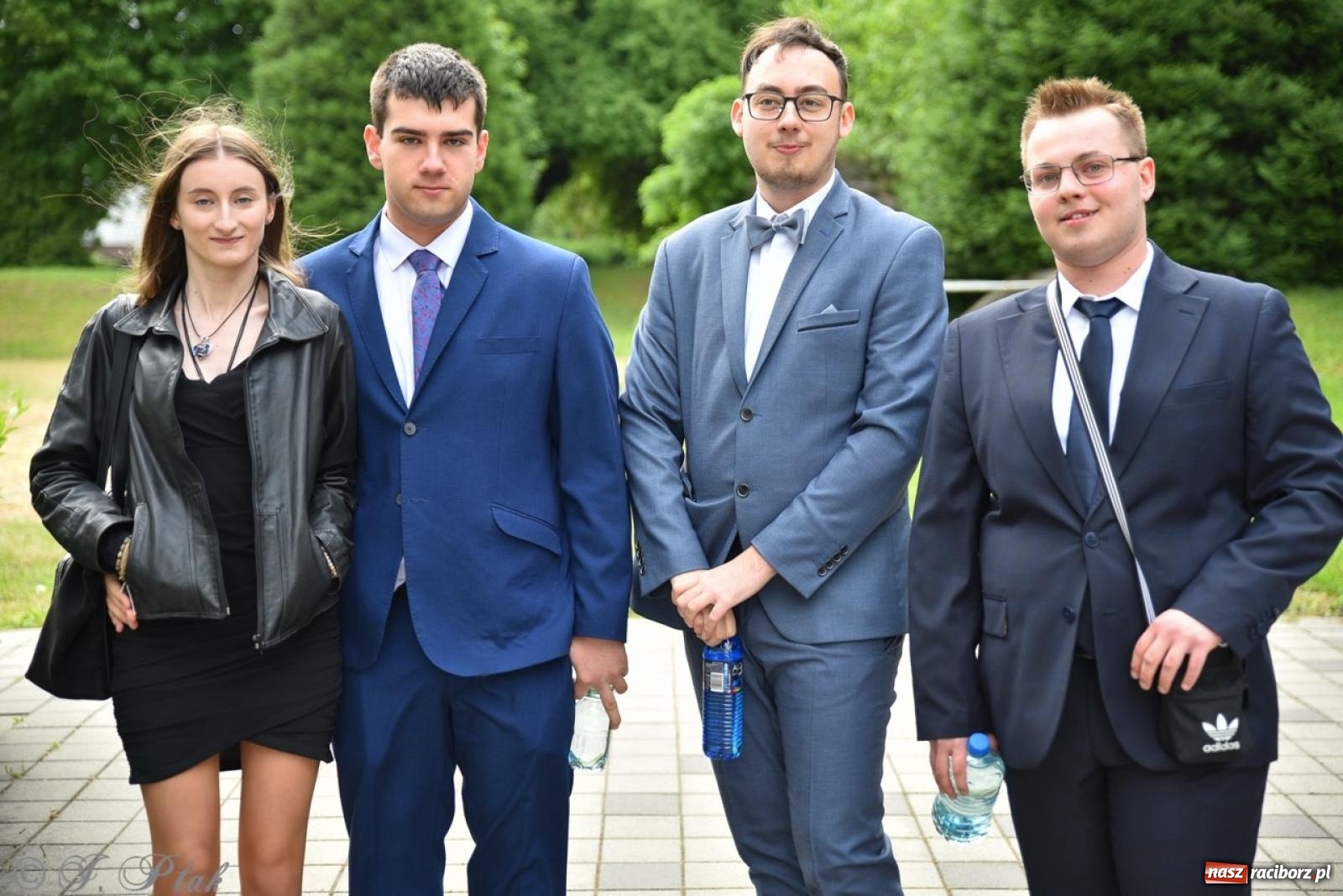 Zdjęcie w galerii na portalu naszraciborz.pl: Maturzyści II LO z optymizmem przystąpili do matury wiadomości z regionu