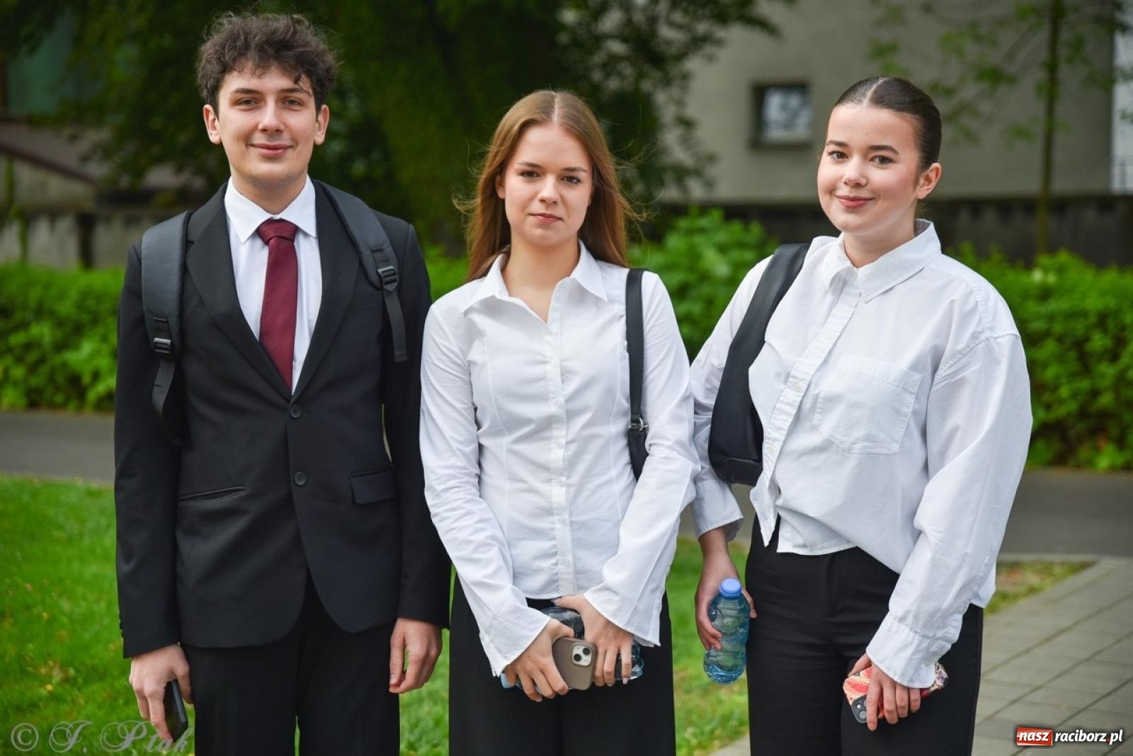 Zdjęcie w galerii na portalu naszraciborz.pl: Maturzyści II LO z optymizmem przystąpili do matury wiadomości z regionu